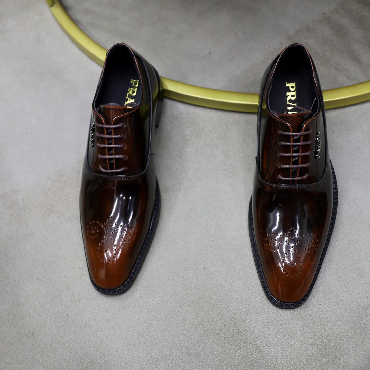 Ex-factory price: 540💰🙅‍♂️🙅‍♂️🙅‍♂️ Brand: PRADA Standard code: Men's code 38-44 (45 can be customized) Grade: Same style as the official website Original order quality Material: Original cowhide surface Comfortable cowhide lining Original outsole Style category: Men's fashionable casual leather shoes Distinguished big-name luxury elements Top luxury Color: actual picture color